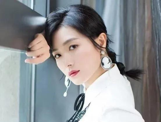 网曝黑料门 万茜自爆一年潜七次,黑料门事件引发热议